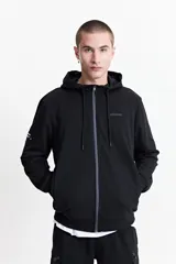 Campera gris de felpa sin frisa, con capucha, cierre frontal y bolsillos laterales con cierre. Logo estampado en relieve en el pecho.