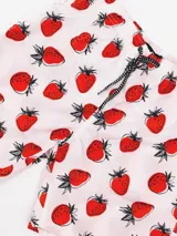 Short de baño blanco con estampado de frutillas rojas y cordón de ajuste en la cintura.