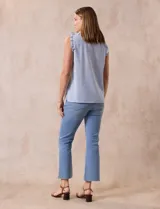 Blusa sin mangas color beige con rayas verticales finas, cuello redondo fruncido con escote en V y lazo con borlas.