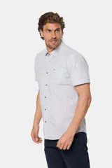 Camisa de hombre a rayas finas color rosa y blanco, de manga corta, con cuello abotonado, bolsillo en el pecho con logo bordado y botones personalizados. Confeccionada 100% en algodón.