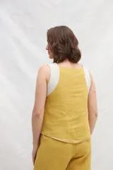 Top color crudo de lino, con breteles anchos en color blanco y corte recto.