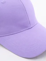 Gorra de béisbol celeste con visera curva y correa ajustable en la parte trasera.