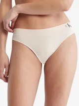 Bombacha Calvin Klein color beige, corte clásico, con logo CK en la cintura.