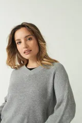 Sweater gris de punto suave con escote en V.