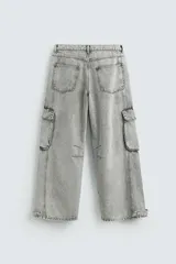 Pantalón de jean celeste con efecto lavado, corte relaxed fit y múltiples bolsillos cargo.