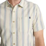 Camisa de manga corta color crema con rayas verticales azules y rojas, cuello clásico y bolsillo en el pecho.