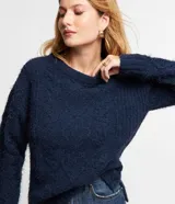 Suéter azul marino de chenille con cuello redondo y mangas largas.