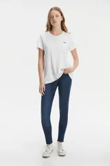 Pantalón de jean azul oscuro, tiro medio y corte skinny.