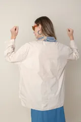 Camisa italiana de algodón color beige con apliques de jean y bordado en crochet, de calce holgado.