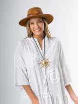 Vestido italiano 100% algodón, corte midi y calce amplio. Tiene cuello mao y apliques de flores con textura.