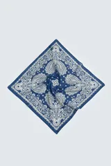Pañuelo bandana azul con estampado paisley en blanco, confeccionado en algodón.