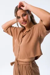 Camisa corta color camel de viscosa, con cuello camisero y mangas cortas.