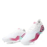 Championes de fútbol Umbro modelo Vibe HG para hombre, color negro con detalles gráficos en gris. Cuentan con capellada sintética resistente, cierre de cordones y suela con tapones diseñada para superficies de césped natural o artificial.