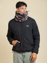 Cuello multifuncional de polar estampado con motivos geométricos en tonos negro, rosa, azul y blanco.