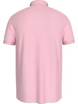 Chomba rosa de Tommy Hilfiger, corte regular, con cuello tipo chomba, cartera de dos botones, logo bordado en el pecho y detalles distintivos de la marca.