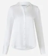 Camisa blanca de satén con cuello inglés, manga larga y cierre frontal con botones.