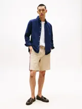 Bermuda de algodón color beige, corte amplio, con cintura elástica ajustable con cordón y bolsillos laterales.