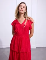Vestido blanco de gasa con capas de la marca Julia Jordan. Tiene escote en V, mangas cortas con volados, corte en la cintura, abertura central en la espalda con cierre invisible y forro interno a tono.