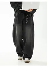 Pantalón de jean azul claro lavado, de corte muy amplio y holgado (baggy fit), con cintura elástica y bolsillos delanteros y traseros.