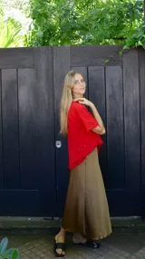 Falda midi evasé de raso color negro, con cintura elástica y cinturón con apliques metálicos.