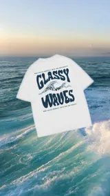 Remerón blanco con estampado de letras en azul marino con la frase "Glassy Waves" y la leyenda "Made for all humanity with love and honesty".
