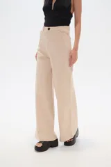Pantalón de algodón y elastano color beige, de corte ancho y tiro alto.