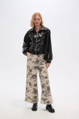 Chaqueta de eco-cuero color bordó, holgada, con cierre frontal, cuello tipo camisa y bolsillos laterales.