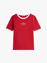 Remera roja de algodón con cuello redondo y ribetes blancos en cuello y mangas. Logo de Tommy Hilfiger bordado en el pecho.