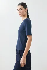 Remera color beige de lurex con escote en V y mangas cortas.