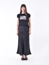 Falda midi negra de satén con corte al bies.