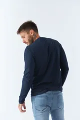 Remera de manga larga azul marino con estampado frontal de letras BKF en celeste y rosa.