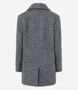 Saco alargado gris con cuello solapa, abotonado delantero y bolsillos. La prenda también cuenta con superfície en textura boucle.
