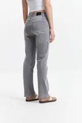 Jean gris de corte recto, tiro medio y confeccionado en 100% algodón.