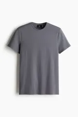 Remera gris de punto liviano con cuello redondo ribeteado y bajo recto. Corte ajustado que realza el contorno del cuerpo creando una silueta entallada. Confeccionada con tejido funcional COOLMAX®, una fibra exclusiva de poliéster de secado rápido que elimina la humedad y regula la temperatura corporal proporcionando un ajuste cómodo y suave.