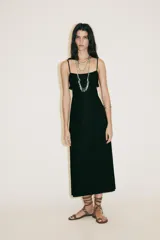 Vestido midi negro con tirantes finos, escote recto, aberturas laterales y bordados de flores.