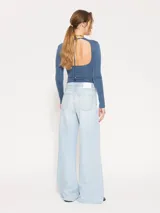 Pantalón de jean celeste claro, de corte wide leg, con cinco bolsillos.