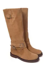 Bota alta color marrón chocolate, de gamuza, con suela de goma y dos correas con hebillas metálicas.