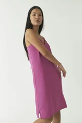 Vestido corto negro de algodón con escote en V y tirantes finos.