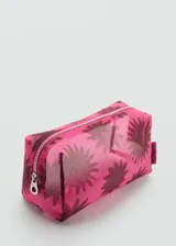 Neceser rectangular de poliéster color fucsia con estampado de soles en marrón. Cierre de cremallera y logo MNG en el lateral.