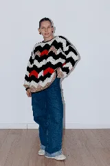 Sweater tejido a mano con lana merino, multicolor con patrón de zigzag en blanco, negro, rojo y beige.