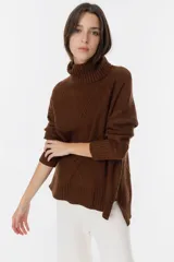 Sweater de punto color verde militar con cuello alto y textura suave, ideal para el frío.