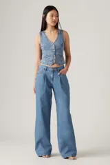 Pantalón de jean celeste, de corte amplio y tiro medio.