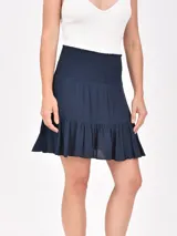 Minifalda con estampado geométrico en blanco y azul marino.