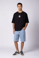 Remera oversize blanca de algodón con un pequeño estampado circular en el pecho que simula un cerebro o un diseño abstracto en espiral, en color negro.