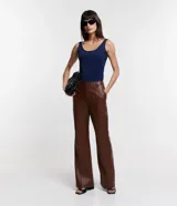 Musculosa azul marino de poliamida con escote en U y breteles anchos.