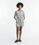 Short runner de viscolino color crudo con estampado de lunares negros, cintura elástica con lazo ajustable y bolsillos laterales.