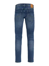 Jean azul de tiro bajo, corte slim fit, cinco bolsillos y cierre con botón.