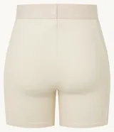 Bermuda deportiva color crema, confeccionada en microfibra pesada, con cintura elástica con lettering GYM texturizado y bolsillos laterales.