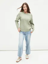 Sweater tejido con trenzas color beige claro, de corte holgado y cuello en V.