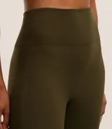 Calza deportiva larga color verde militar, de tejido acanalado seamless con cintura elástica.